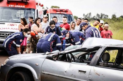 No carro estariam mais quatro pessoas, mas s uma jovem est no local sendo atendida