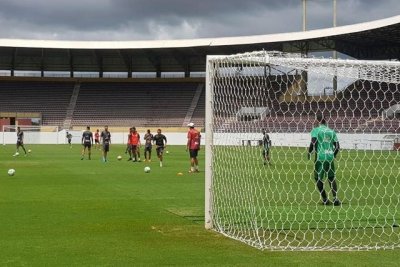 No ltimo treino, jogadores aprimoraram as cobranas de pnaltis na Arena Fonte Luminosa (Foto: Divulgao/EC guia Negra)