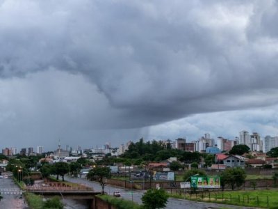 Cu fechado na manh desta quarta-feira em Campo Grande. (Foto: Henrique Kawaminami)