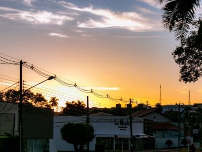 Amanhecer do dia no bairro Itanhang Park, em Campo Grande. (Foto: Henrique Kawaminami)