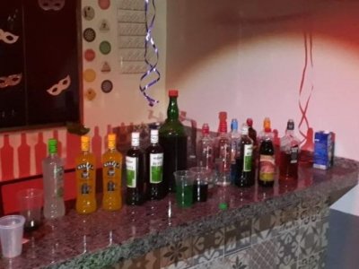 Vrias garrafas de bebidas foram apreendidas na festa open bar (Foto: divulgao/Polcia Civil)