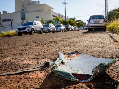 Vidros quebrados, evidências do arrastão ainda estão no local (Foto: Henrique Kawaminami)
