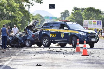 Carro ficou completamente destrudo aps coliso. (Foto Vincius Santana)