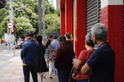 Mesmo com procura baixa, pontos de vacinação tiveram fila durante a manhã