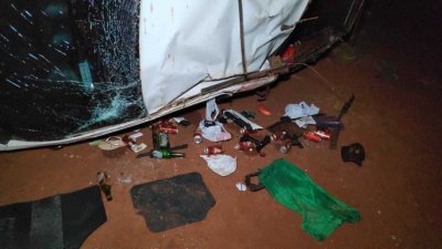 Latas e garrafas de cerveja ficaram espalhadas ao lado da Saveiro (Foto: Adilson Domingos)