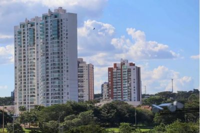 Cu brilha sem muitas nuvens no horizonte do Parque das Naes Indgenas em Campo Grande (Foto: Marcos Maluf)