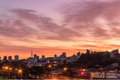 Amanhecer com cu entre nuvens visto da Avenida Ernesto Geisel (Foto: Henrique Kawaminami)