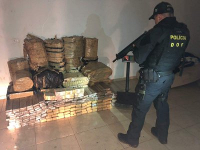 Denunciante repassou endereço do depósito e três foram presos; um dos homens tentou fugir e jogou carro em direção aos policiais