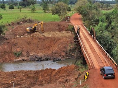 Na cidade de Anastcio, ponte de madeira sobre o Rio Taquarussu ser substituda por estrutura de concreto armado. Foto: Saul Schramm