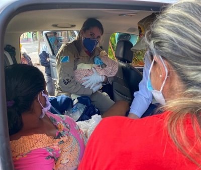 Mãe, médico e bombeiros após o parto na caminhonete — Foto: Corpo de Bombeiros/Divulgação
