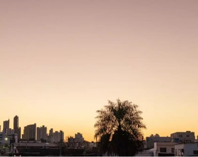 Amanhecer com cu cor-de-rosa visto da Avenida Fernando Corra da Costa (Foto: Henrique Kawaminami)