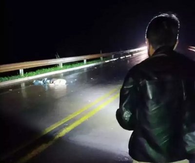 Corpo encontrado s margens da rodovia nesta quinta-feira. (Foto: Direto das Ruas)