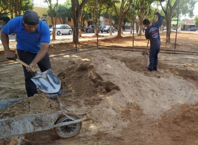 Equipe trabakha na revitalizao de praa em Aquidauana