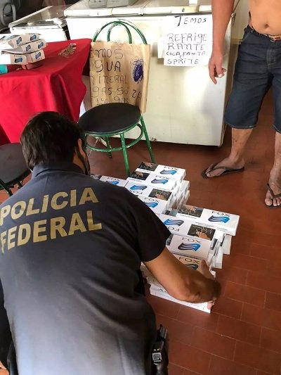 Em comrcio no centro, onde PF cumpria mandado de busca e apreenso, foram apreendidos ainda, cigarros de origem estrangeira. (Foto: Divugao PF)