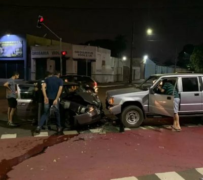 O veculo Gol ficou com a frente destruda (Foto: Direto das Ruas)