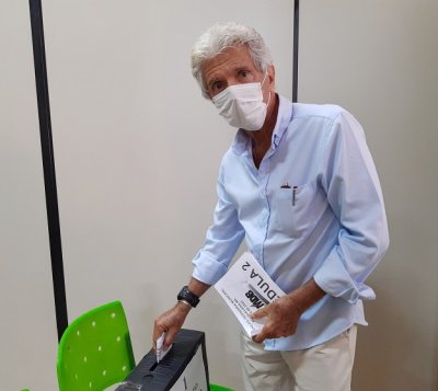 Presidente do MDB, Archibald Joseph Macintyre (Mac) no momento do voto