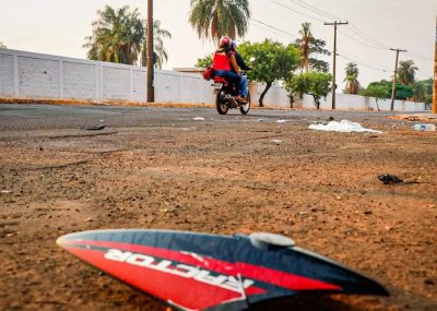 Pedaos da carenagem da moto ficaram espalhados no local (Foto: Henrique Kawaminami)