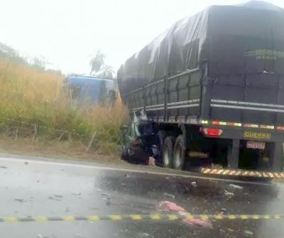 Carro ficou completamente destrudo (Foto: Direto das Ruas)