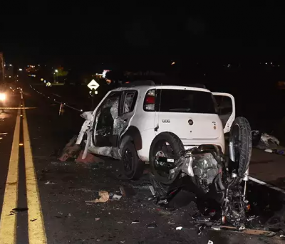 Moto e Fiat Uno ficaram parcialmente destrudos com a batida. (Foto: Maikon Leal | Coxim Agora)