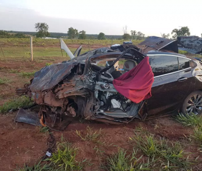 Veculo ficou completamente destrudo. (Foto: Luis Gustavo/Jornal da Nova)