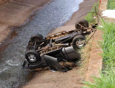 Carro parou com as quatro rodas para cima no Crrego Segredo - Foto: Kisie Aion