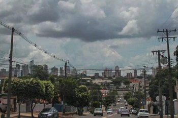 Formao de nuvens  vista da regio da Vila Planalto (Foto: Marcos Maluf)