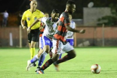 Jogador do guia Negra tenta escapar da marcao do Goiansia (Foto: Franz Mendes)