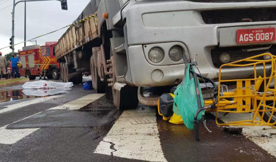 Bicicleta chegou a ser arrastada por carreta; carteiro morreu no local (Foto: Marcos Rivany)