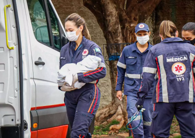 Beb sendo levado para ambulncia do Samu. Foto: Henrique Kawaminami