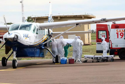 Paciente chega de aeronave e  levada para ambulncia do Samu (Foto: Divulgao)