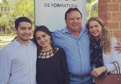 Na foto, Nelson Dax ao lado do casal de filhos e da esposa