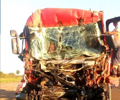 Frente do caminho ficou completamente destruda aps o acidente. (Foto: Folha de Navira)