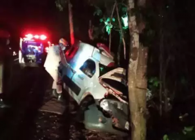 Ambulncia bateu em uma rvore e ficou com a frente destruda. (Foto: Bonito Mais)