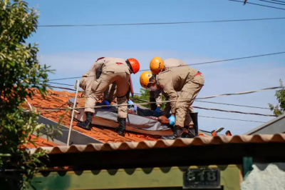 Depois da percia tcnica, o cdaver foi colocado no caixo pelo Corpo de Bombeiros (Foto: Henrique Kawaminami)