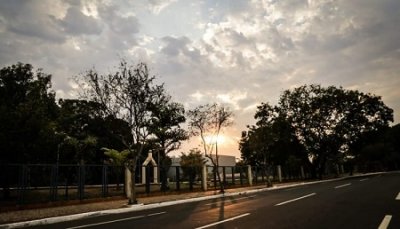 Maro comea com calor mas cu com nuvens (Foto: Henrique Arakaki/Midiamax)