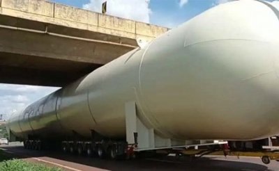 Tanque que seguia para Ponta Por passou raspando por viaduto no Paran. (Foto: Carlinhos Costin)