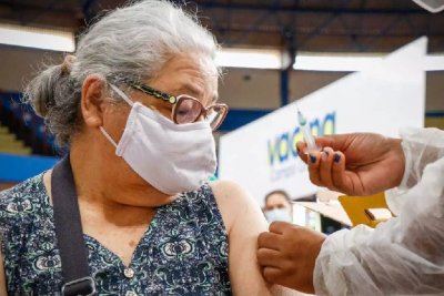 Na fila da vacinao, so muitas histrias de pessoas que perderam parentes e agora ganham chance contra covid