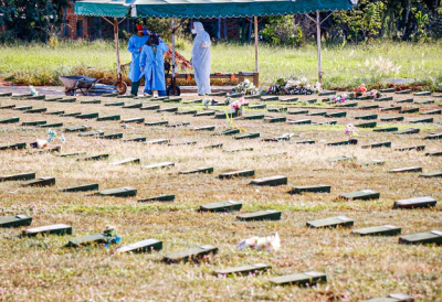 Profissionais de funerria sepultam pessoa no Cemitrio Jardim da Paz, em Campo Grande, seguindo normas de biossegurana (Foto: Henrique Kawaminami)