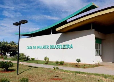 Guarda Civil levou mulher para registrar ocorrncia na Deam. Suspeito no foi localizado (Foto: Henrique Kawaminami)