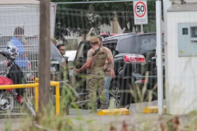 Movimentao de policiais em frente a agncia do Sicred na Avenida Coronel Antonino (Foto: Marcos Maluf)