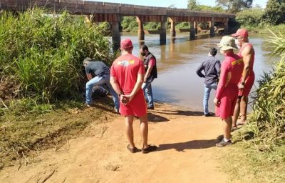 Bombeiros, policiais civis e peritos no local onde o corpo foi encontrado nesta manh - Foto: Adilson Domigos