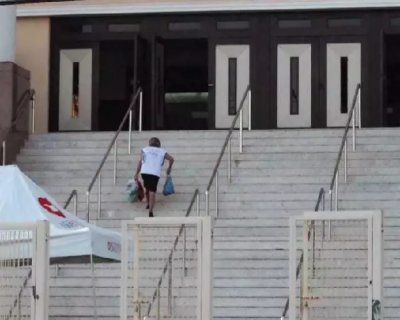 Fiel sobe a escadaria de templo evanglico em Campo Grande. (Foto: Marcos Maluf)