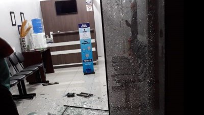 Clnica foi alvo dos atiradores - (Foto: Divulgao)
