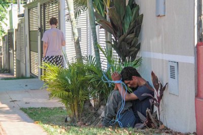 Responsveis pelo local foram at a casa e encontraram o homem praticando o crime