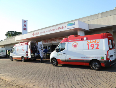 Ambulncia chega com paciente no Hospital Regional de Campo Grande. (Foto: Kisie Aino)