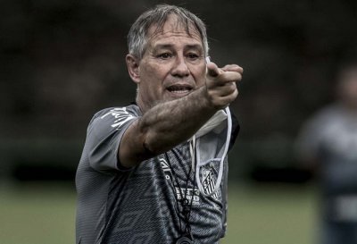 Ariel Holan pede demisso do Santos