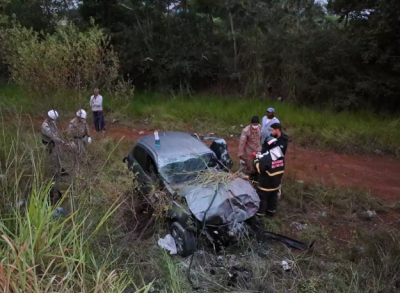 Carro foi parar em descampado fora da pista aps bater em caminho. (Foto: Paulo Francis)