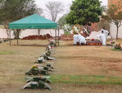 Enterro de vtima da covid-19 em cemitrio de Campo Grande. (Foto: Henrique Kawaminami)