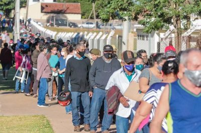 Fila de pessoas aguardando tomar 2 dose da Coronavac em Campo Grande (Foto: Marcos Maluf/Arquivo)