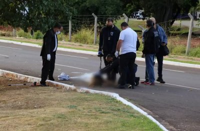 Jovem morreu com mltiplas fraturas depois de ser atropelada (Foto: Kisie Aino)